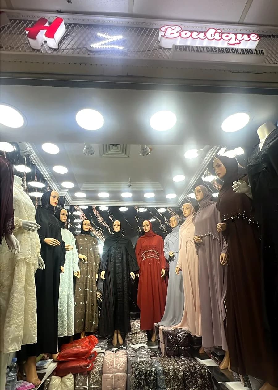 Koleksi busana muslimah di toko KHZ Boutique Tanah Abang